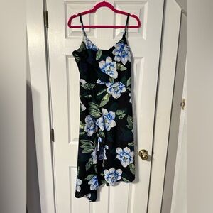 Banana Republic pretty asymmetrical dress, adjustable straps, gently worn 💙🖤